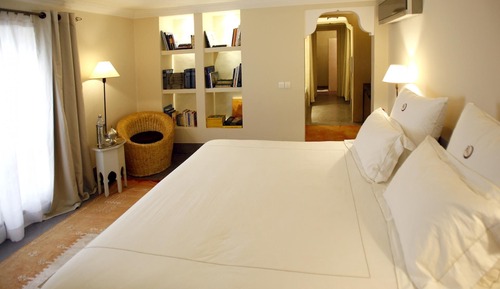 Deluxe Suite, 1 King Bed, Private Bathroom, Courtyard View (Oz)
