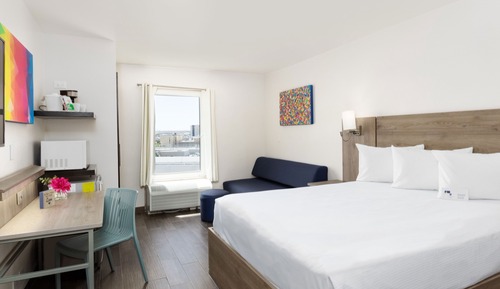 Standard Room (1 Queen Bed)