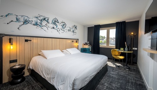 Classic Room, 1 Queen Bed, Non Smoking (Overlooking the river)