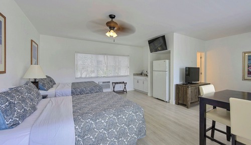Deluxe Room, 2 Queen Beds, Kitchenette