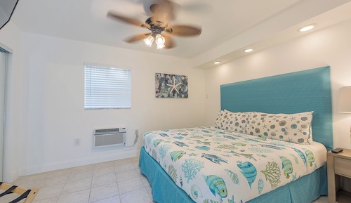Deluxe Room, 1 Queen Bed, Non Smoking, Kitchenette