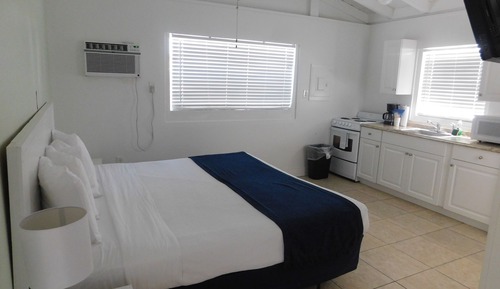 Premium Room, 1 King Bed, Lanai, Lagoon View (Kitchenette)