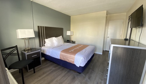 Basic Room, 1 Queen Bed, Smoking