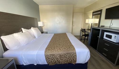 Basic Room, 1 King Bed, Smoking