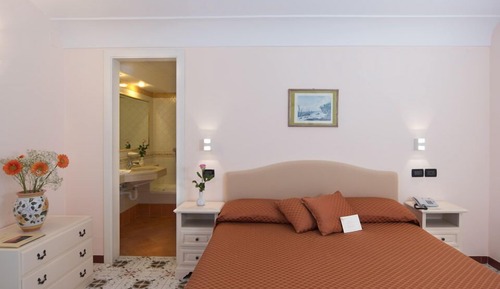 Classic Double or Twin Room, Partial Sea View