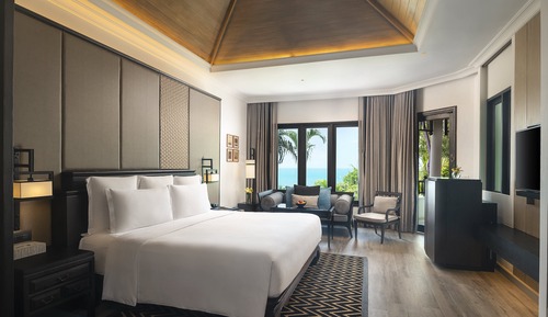 Junior Suite, 1 King Bed, Club Lounge Access, Oceanfront
