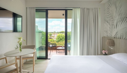 Deluxe Room (2 Adults + 1 Child)