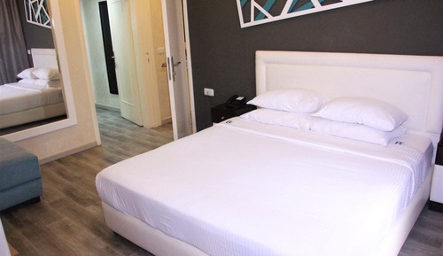 Executive Suite, City View