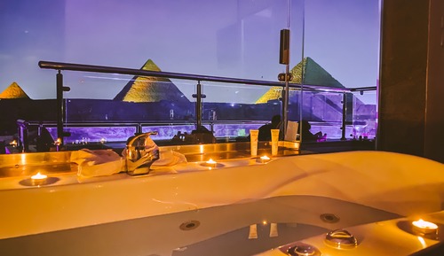Deluxe King Suite With Pyramids View