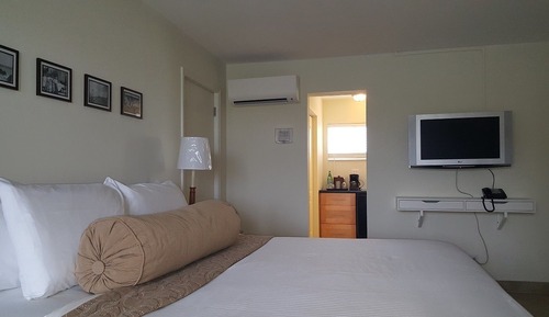 Traditional Room, 1 King Bed, Pool Access, Ground Floor