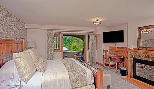 Luxury Room, 1 King Bed, Balcony, Lake View