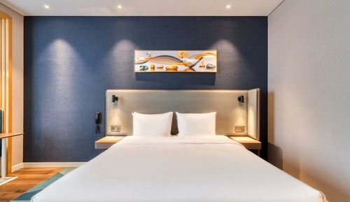 Standard Room, 1 King Bed (Extra Floor Space)
