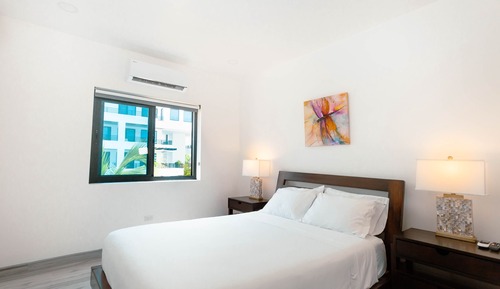 Deluxe Penthouse, Pool Access, Sea View