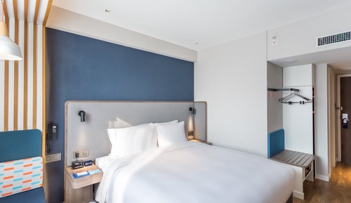 Standard Room, 1 King Bed