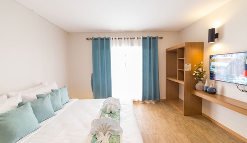 Deluxe with Pool Access (1 Bed)