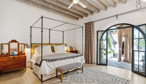 Deluxe Suite, Courtyard View