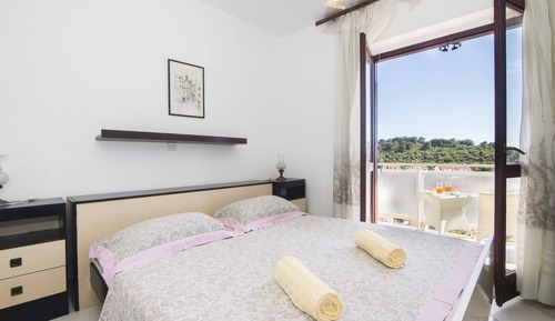 Room (S1)