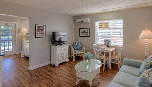 Bayside Queen Suite w/ Balcony 