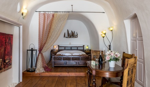 Honeymoon Suite (Caldera View, Indoor Cave Whirlpool)