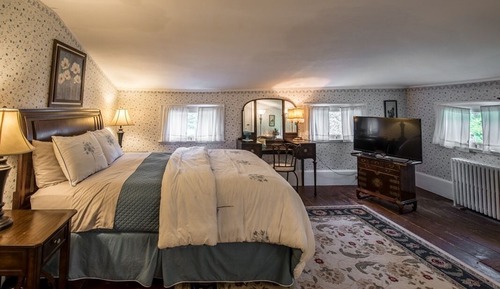 Double Room, Shared Bathroom (White room )