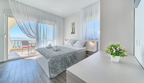 Basic Studio, Sea View