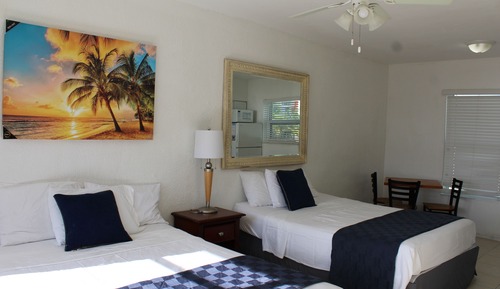 Deluxe Room, 2 Queen Beds, Kitchenette, Partial Ocean View