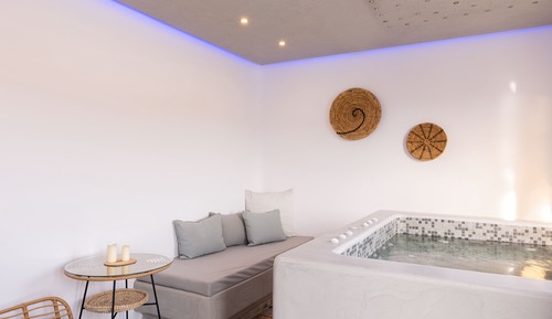 Elegant Suite with indoor jetted tub and sea view