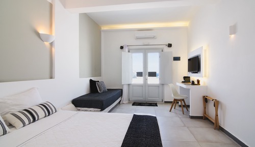 Deluxe Suite with plunge pool and sea view