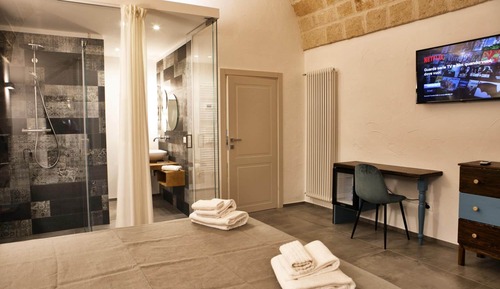 Deluxe Double Room, 1 King Bed, Private Bathroom