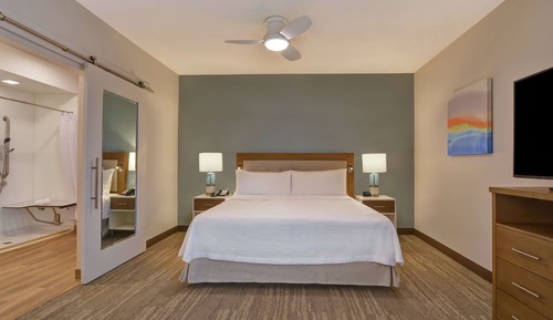 Studio, 1 King Bed, Accessible (Roll-In Shower)