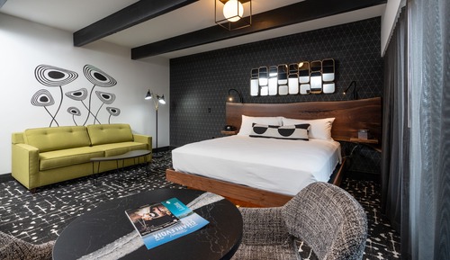 Studio Suite w/ Balcony