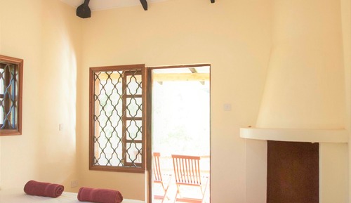 Family Cottage, 1 Queen Bed, River View (1)