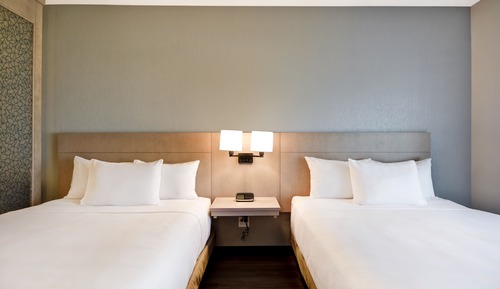 Room (2 Queenbed & 1 Sofabed)