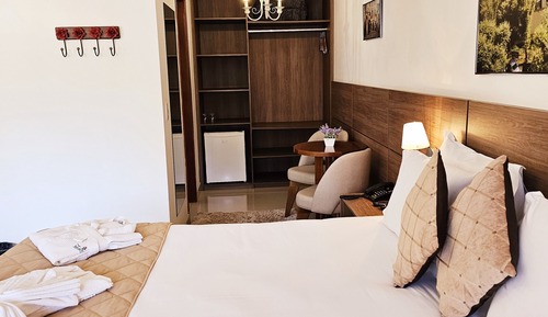 Deluxe Room, 1 Queen Bed, Jetted Tub, Mountain View