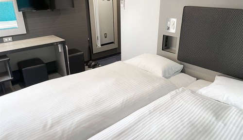 Compact Hollywood Twin Room (2 single beds), Smoking