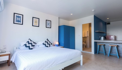 Deluxe Room, 1 King Bed, Pool View (Studio Pool View King)