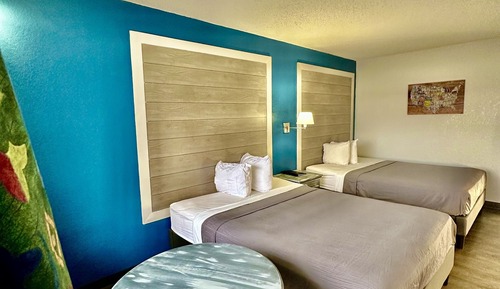 Basic Single Room, 1 King Bed, Non Smoking