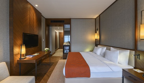 Deluxe Room with King Size Bed, Pond and Forest View