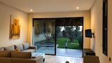 Studio, 1 King Bed, Garden View