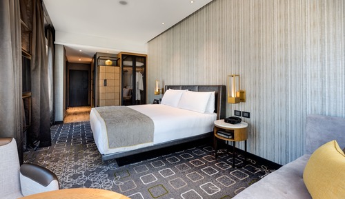 Classic Room, 1 King Bed, Club Lounge Access, City View