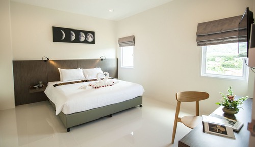 Deluxe King Size Bed 