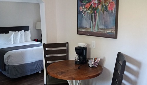 Classic Suite, 1 Queen Bed, Non Smoking, Kitchenette