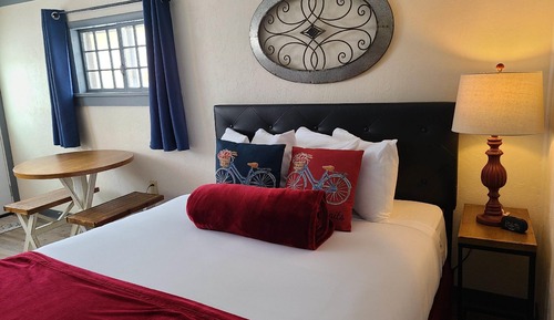 Cabin, 1 Queen Bed, Non Smoking, Refrigerator & Microwave
