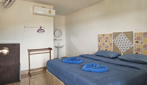 Superior Room, 1 King Bed, Ensuite, Partial Sea View