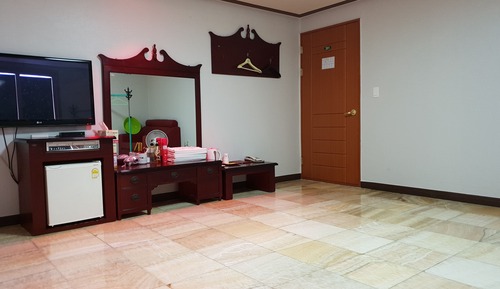 Room (Korean Ondol)