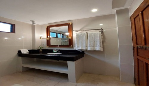 Oceanview Family Room 2 Queen & 2 Single Beds