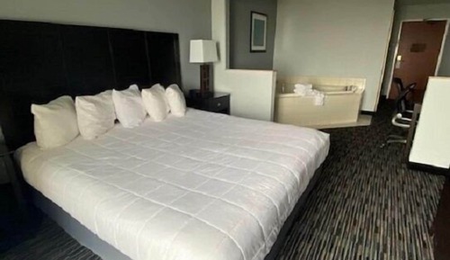 Suite, 1 King Bed, Jetted Tub, Lake View