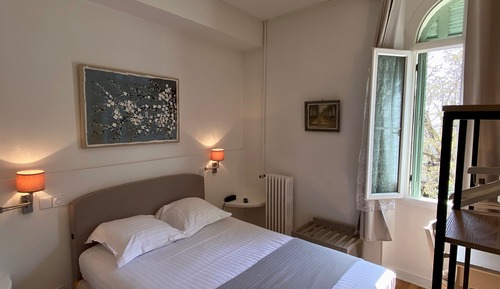 Double Standard Room, road side