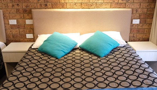 Deluxe Queen with Balcony Upstairs Room - 1 Queen and 1 Single Bed