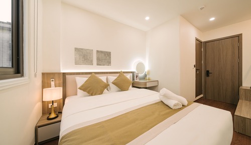 Comfort Room, 1 King Bed, Private Bathroom, Courtyard View